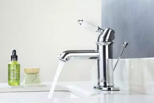 Tuscany® Winterset One-Handle 4" Centerset Polished Chrome Bathroom Faucet - Elegant & Durable Design 9 Tuscany® Winterset One-Handle 4" Centerset Polished Chrome Bathroom Faucet - Elegant & Durable Design - Image 9